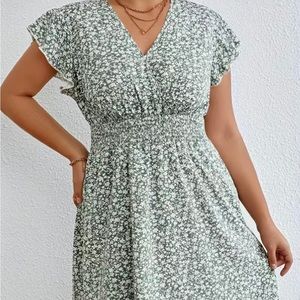 Plus Size Casual Dress, Women's Plus Ditsy Print Ruffle Sleeve Surplice Neck